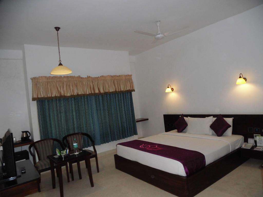 Lakshmi Hotel Thanjavur Room photo