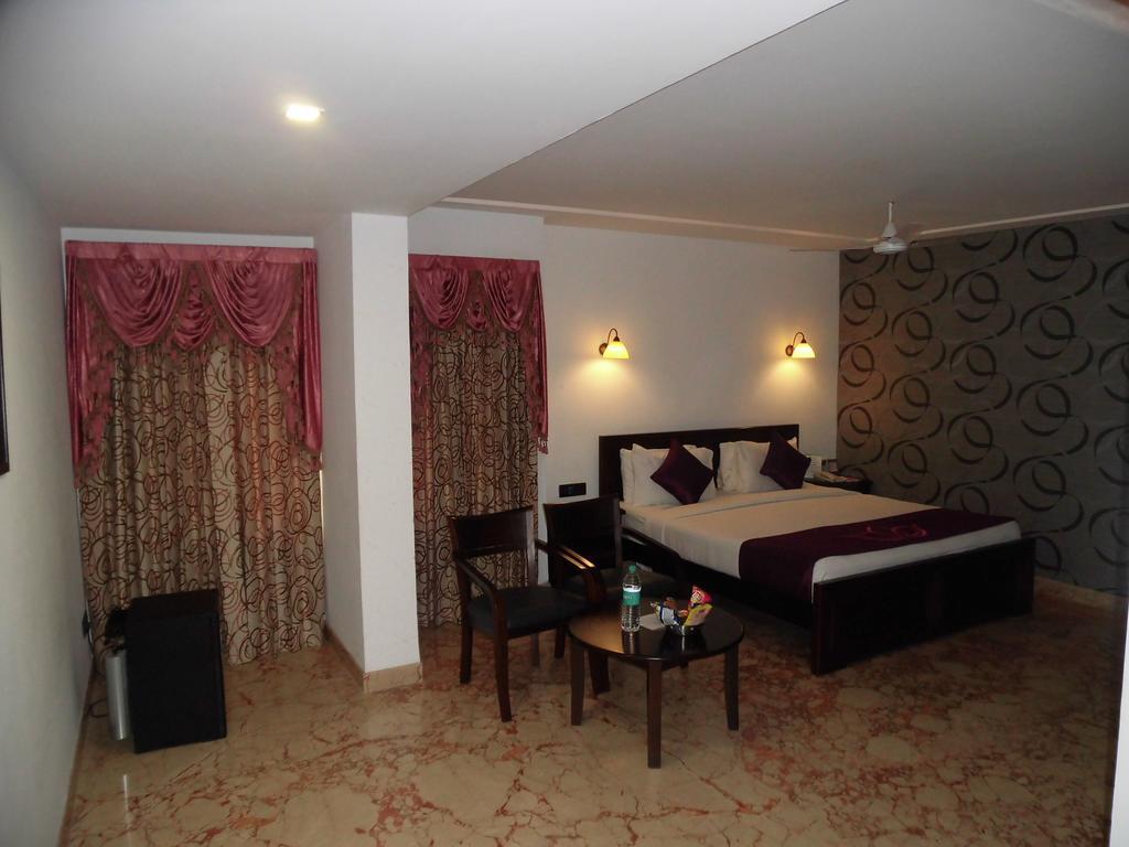 Lakshmi Hotel Thanjavur Room photo