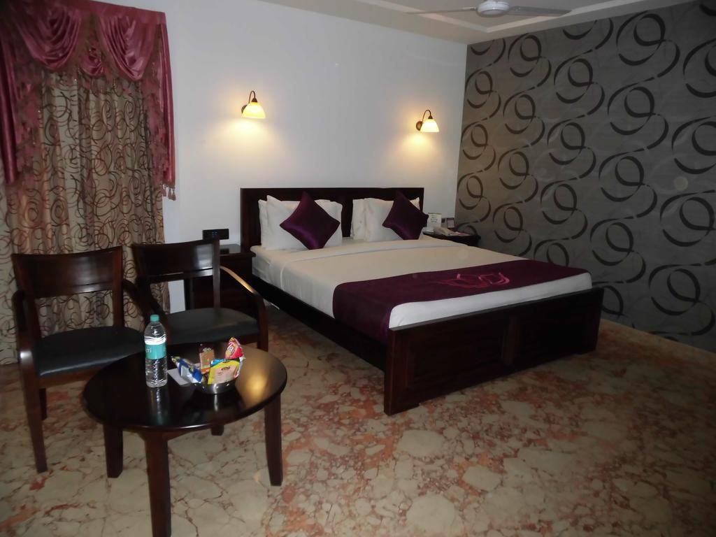 Lakshmi Hotel Thanjavur Room photo