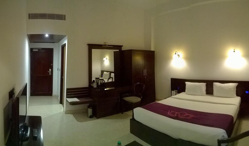 Lakshmi Hotel Thanjavur Room photo