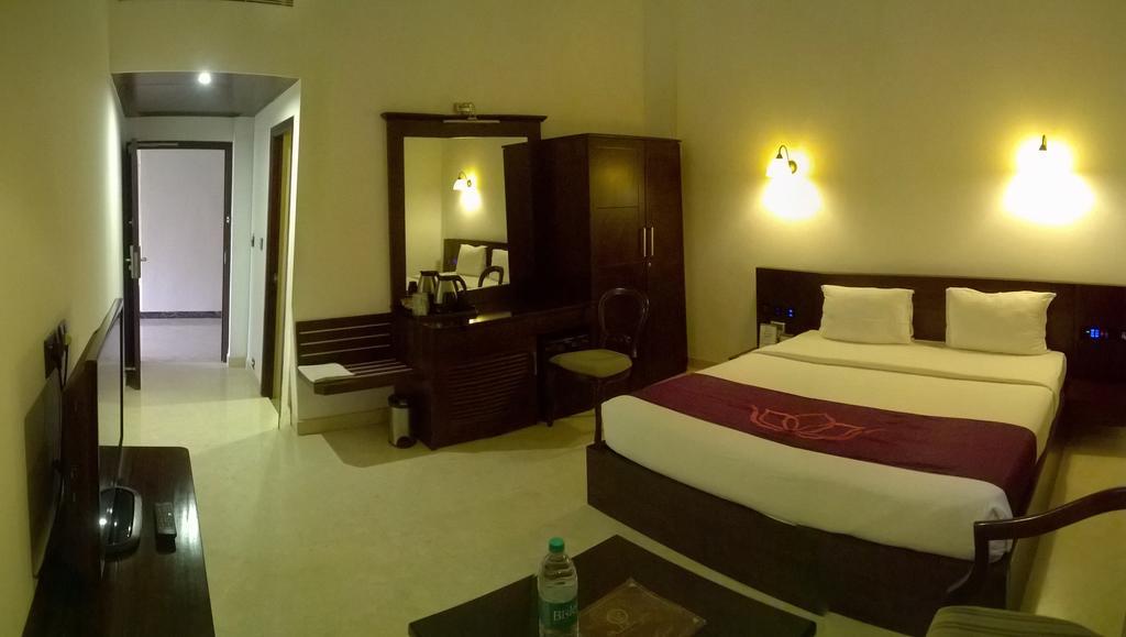 Lakshmi Hotel Thanjavur Room photo