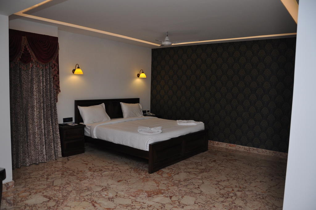 Lakshmi Hotel Thanjavur Room photo